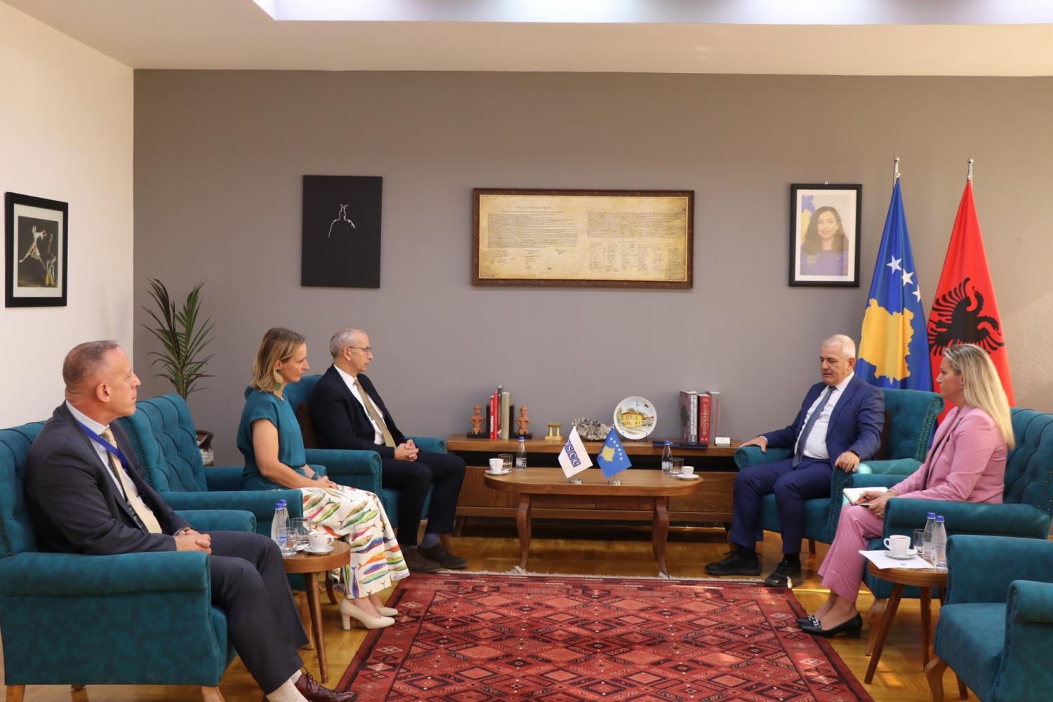 Minister Sveçla received in a farewell meeting the Head of the OSCE Mission in Kosovo, Ambassador Michael Davenport